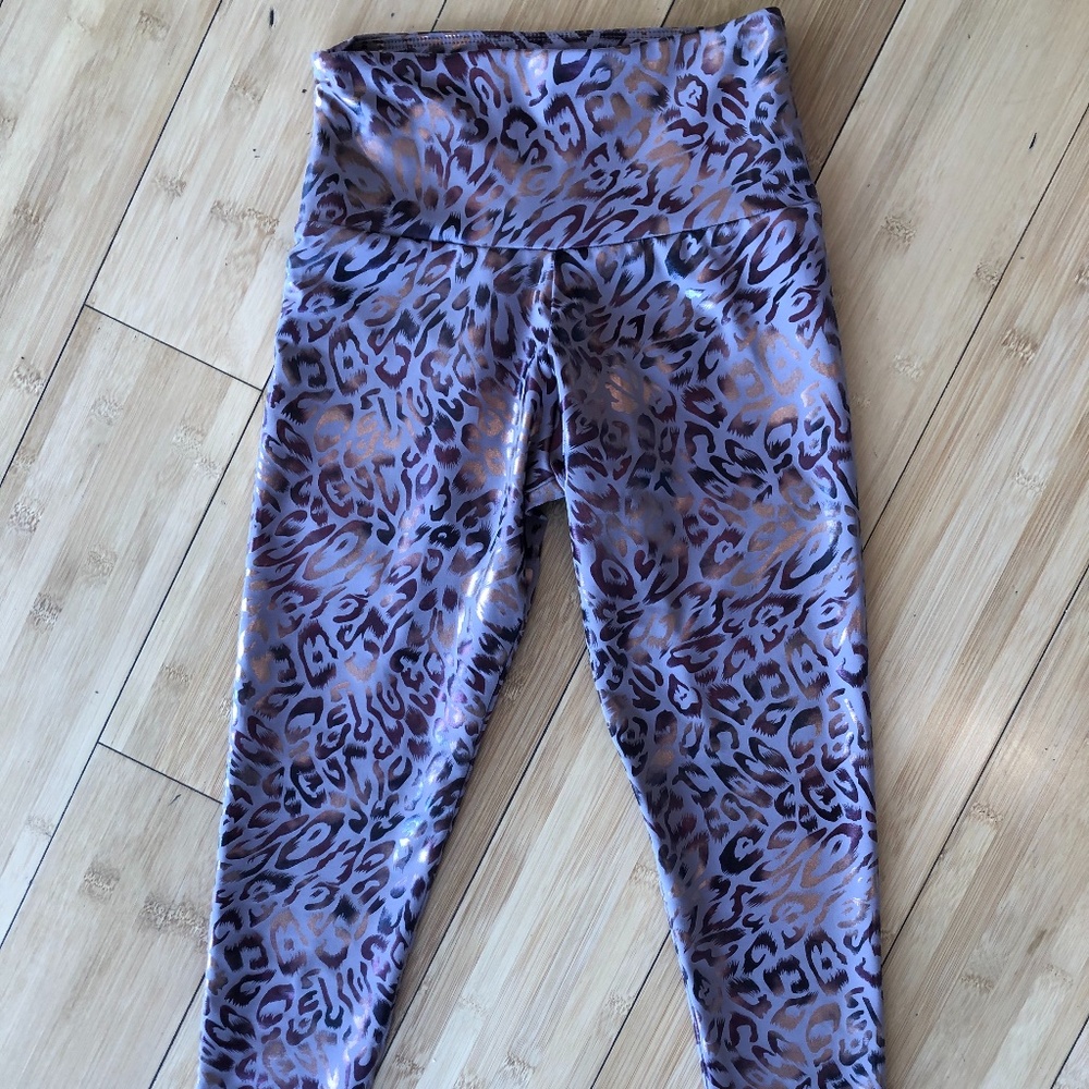 NWT Onzie metallic leopard leggings